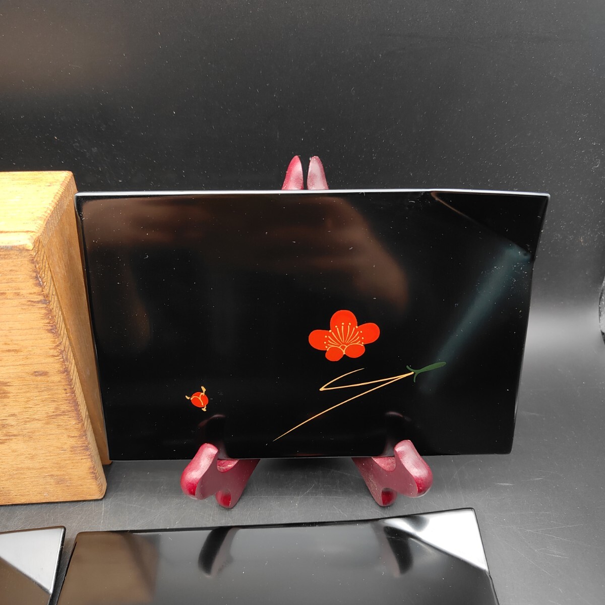 高岡漆器 昌吾堂造 隅取り 菓子皿 天然木 5枚 茶席 菓子器 角皿 松梅 S137 漆芸 漆器_画像3