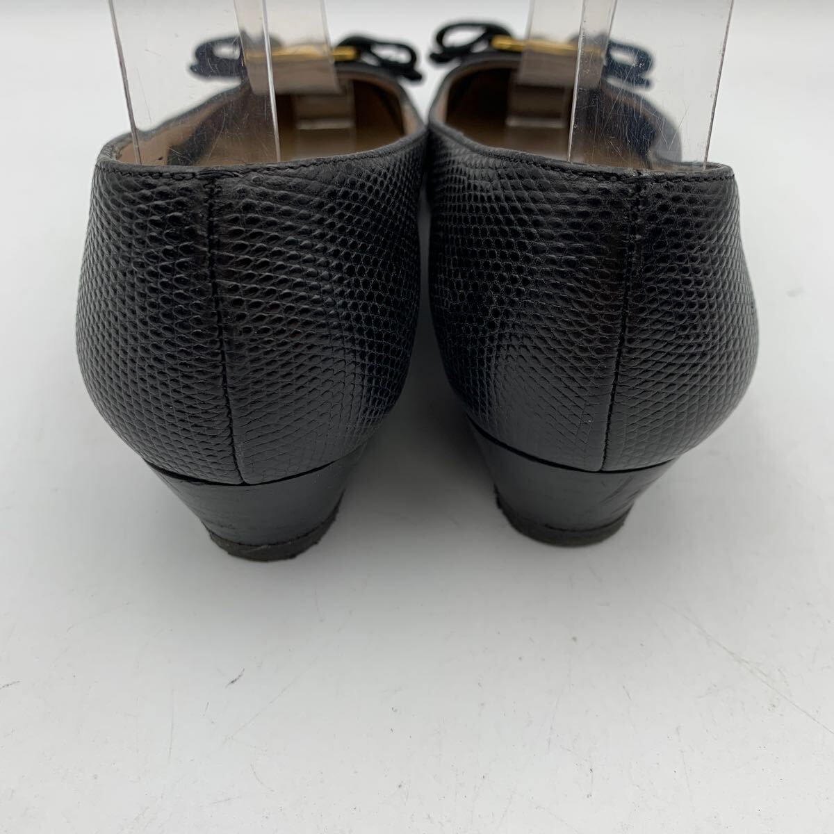 M692 Salvatore Ferragamo フェラガモ ヴァラリボン パンプス US5.5C 約 22.5cm ブラック レザー 型押し イタリア製_画像6