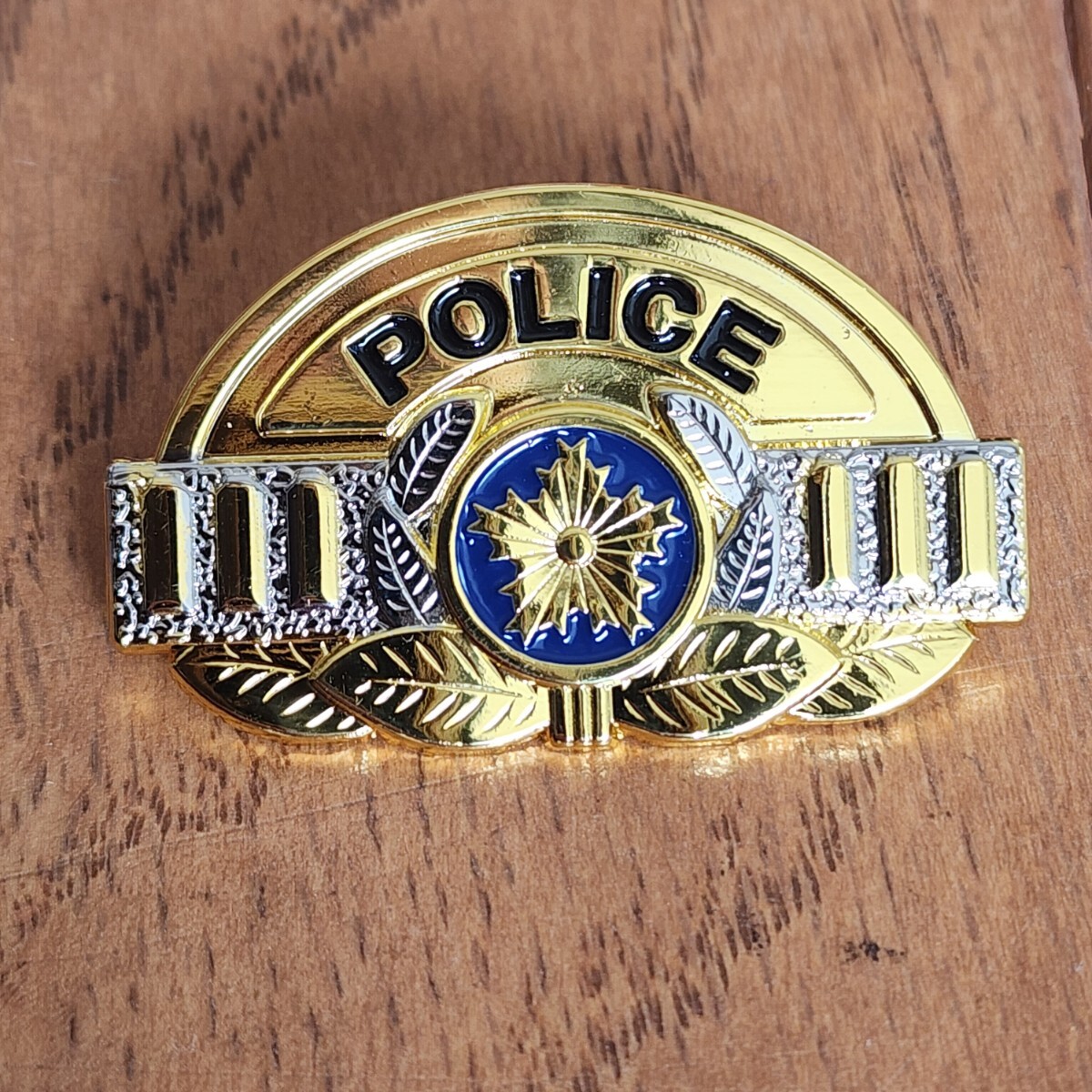 警察ミニチュア階級章ピンバッジ警視縦約30mm横約50mm(警察 警察ミニチュア階級章ピンバッジ警視縦約30mm横約50mm(警察