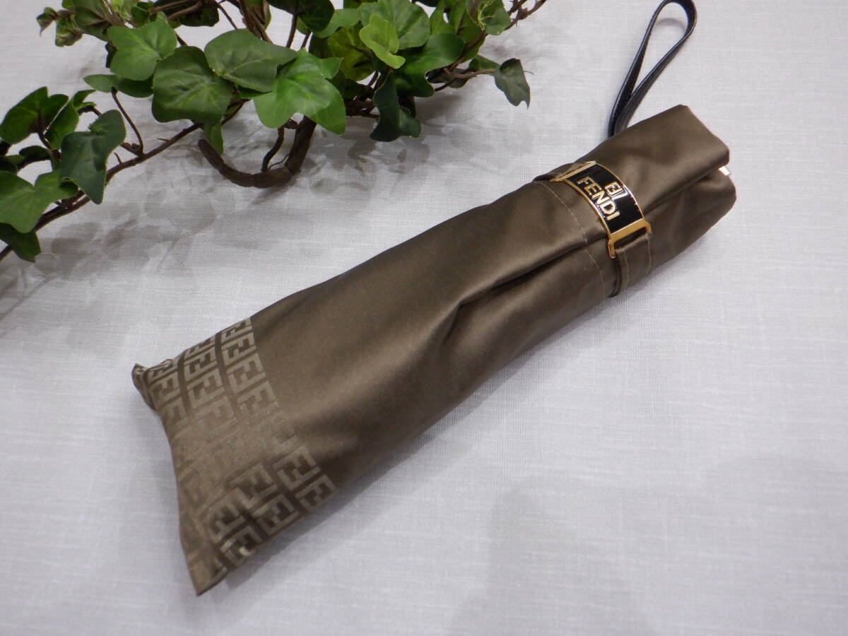 FENDI フェンディ 折りたたみ傘/雨具 ズッカ柄 ブラウン 強力撥 FENDI フェンディ 折りたたみ傘/雨具 ズッカ柄 ブラウン 強力撥