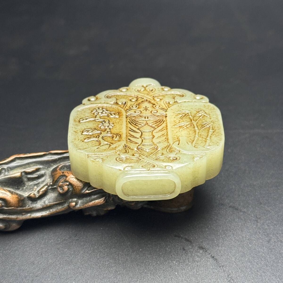 珍品旧蔵* 清 和田老玉 精美和田玉四君子鼻煙壺 唐物 古美術品 珍品旧蔵* 清 和田老玉 精美和田玉四君子鼻煙壺 唐物 古美術品
