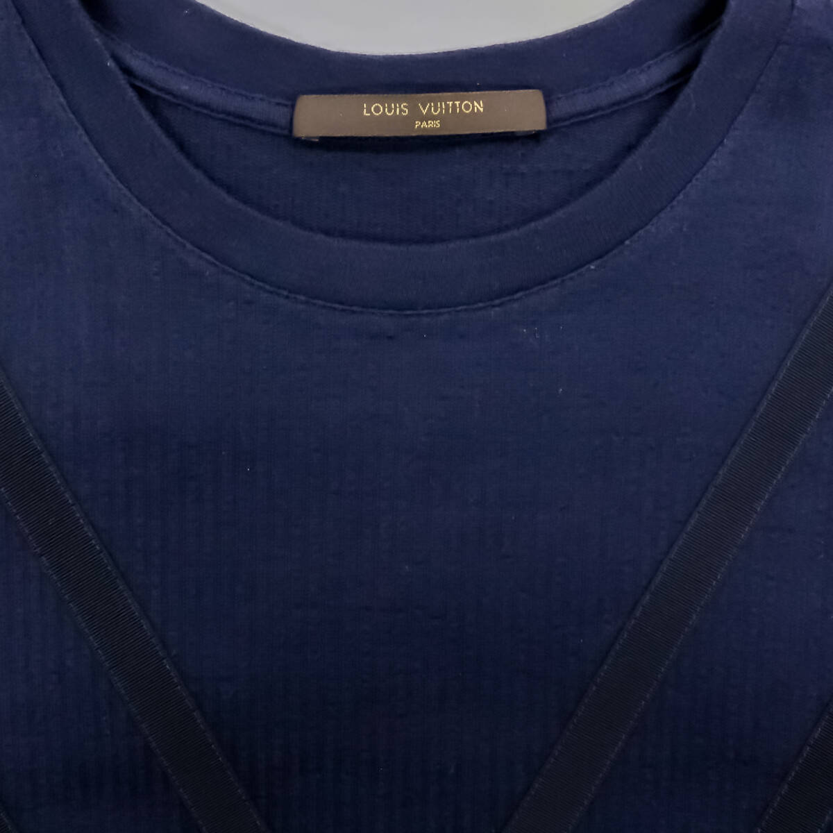 美品】LOUIS VUITTON ルイヴィトン Vロゴ 半袖Tシャツ XS 美品】LOUIS VUITTON ルイヴィトン Vロゴ 半袖Tシャツ XS
