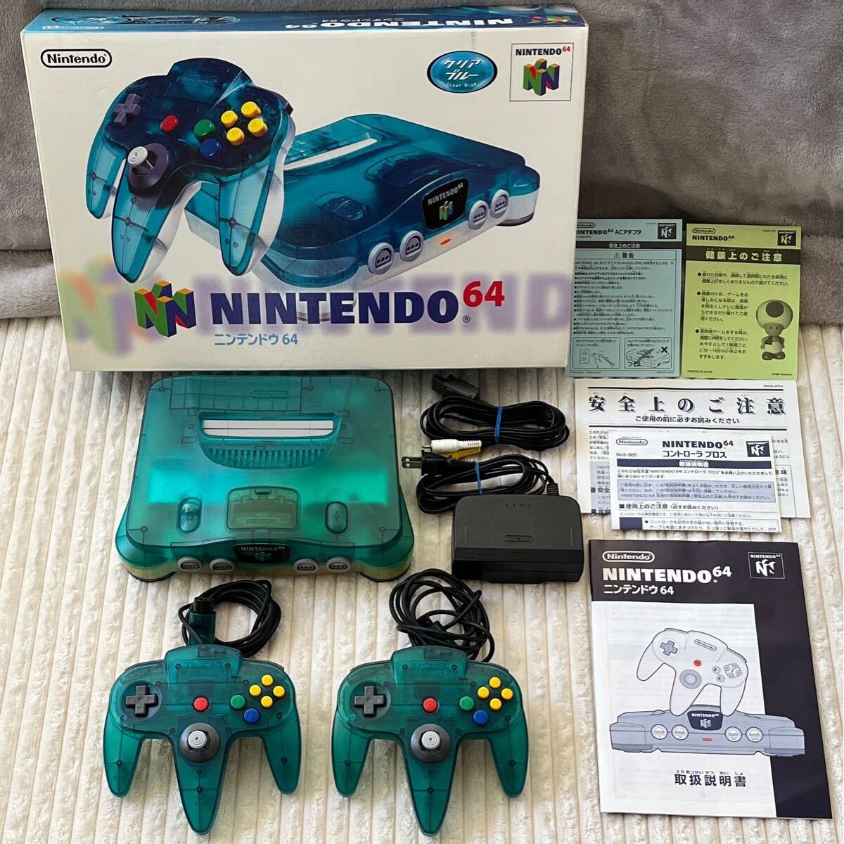 ◎ 任天堂 ニンテンドウ NINTENDO64 ロクヨン クリアブルー 本體 コントローラー 2個 AVケーブル アダプタ 取説 ソフト11本付屬 動作確認(rèn)済