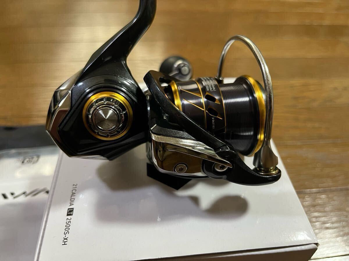 ダイワ 21カルディアLT2500S-XH 中古品 RCSパワーライトノブM ダイワ 21カルディアLT2500S-XH 中古品 RCSパワーライトノブM