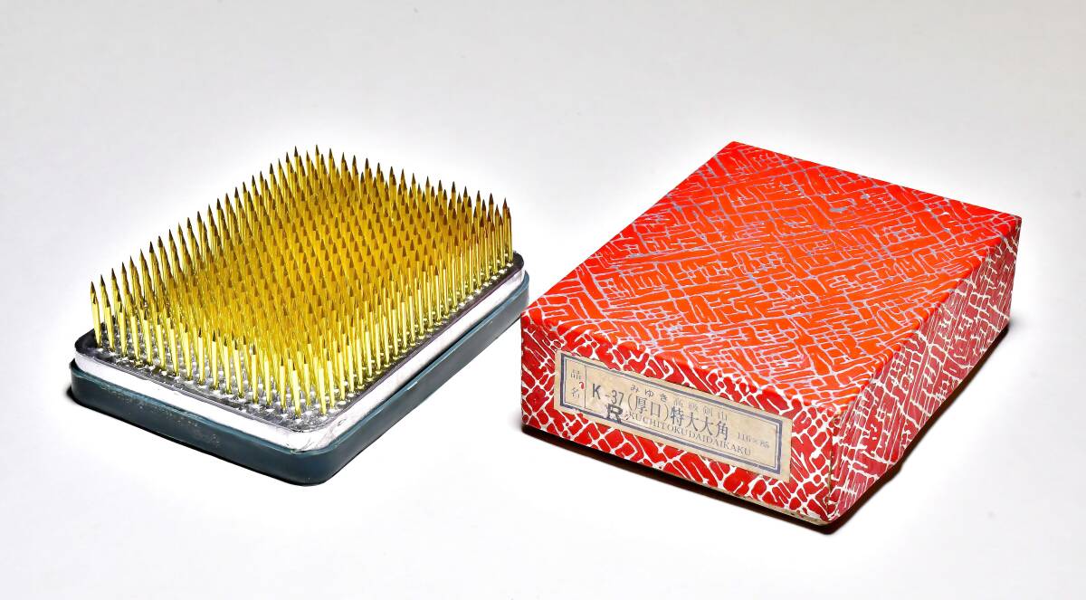 華道作品用剣山　厚口特大大角 ゴムリング付　１１．６ｃｍ×８．５ｃｍ　在庫処分　未使用品