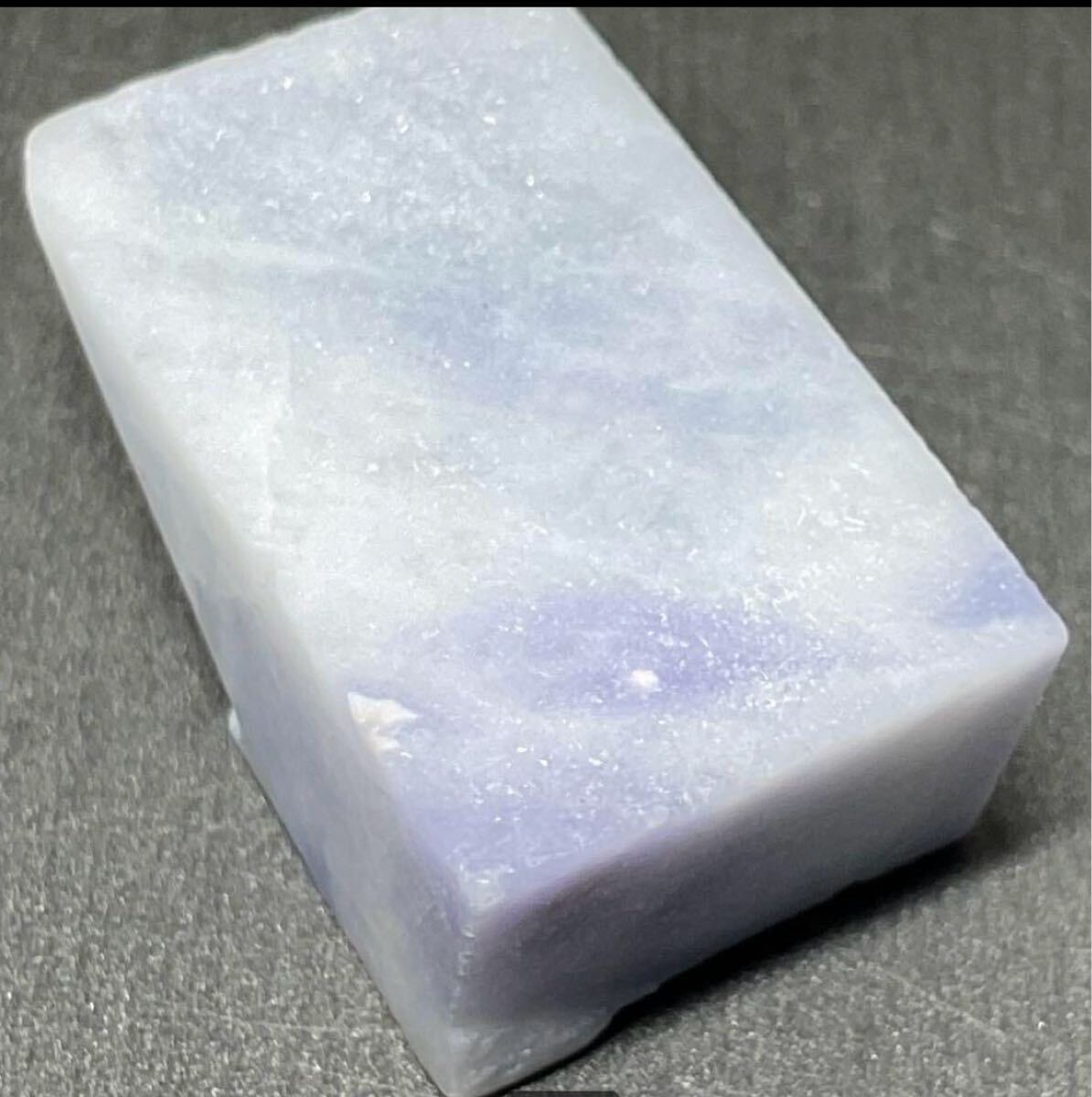 独特の素材 白地に鮮やかな紫色］ 糸魚川翡翠11g(原石)｜売買された 紫透過 その他