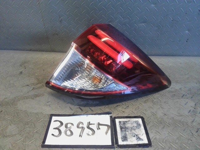 ヴェゼル DAA-RU3 左テールランプ ハイブリッドX LEB-H1 NH731P 外側 KOITO 220-62164 33552-T7B-J11 1UPJ-25981536]ヴェゼル ハイブリッド(e：HEV)(RU3)左テールランプ 中古