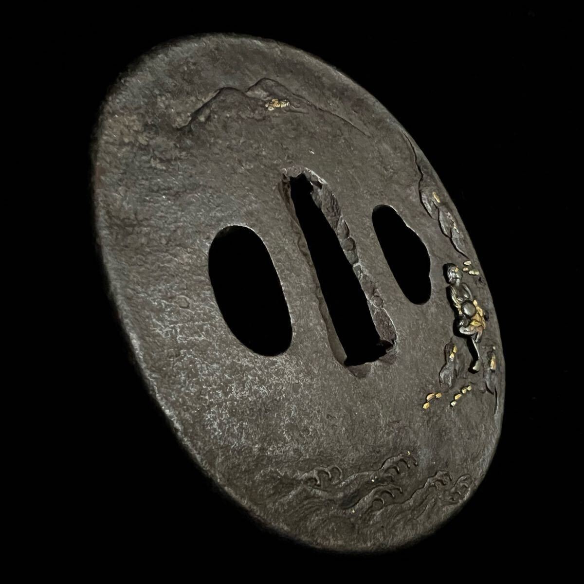 ◇鸛◇ 刀剣美術 時代本歌 鉄地 無銘 山水賢人図丸形鍔 7.65cm ◇鸛◇ 刀剣美術 時代本歌 鉄地 無銘 山水賢人図丸形鍔 7.65cm