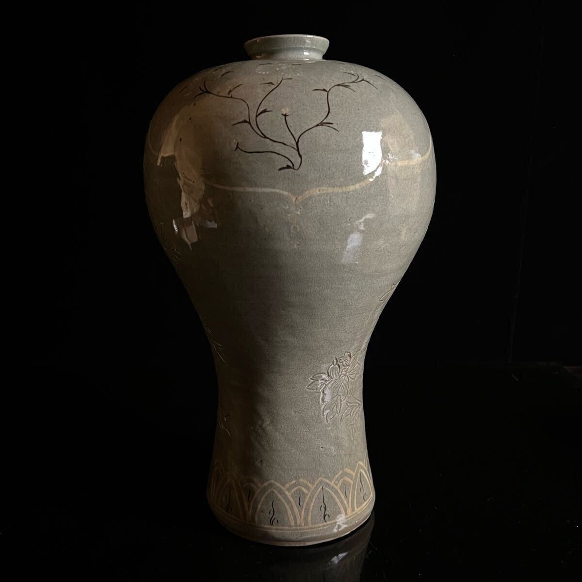 ◇鸛◇ 朝鮮美術 高麗 青磁 白黒象嵌花草陰刻花瓶 40.5cm 壺 梅 ◇鸛◇ 朝鮮美術 高麗 青磁 白黒象嵌花草陰刻花瓶 40.5cm 壺 梅