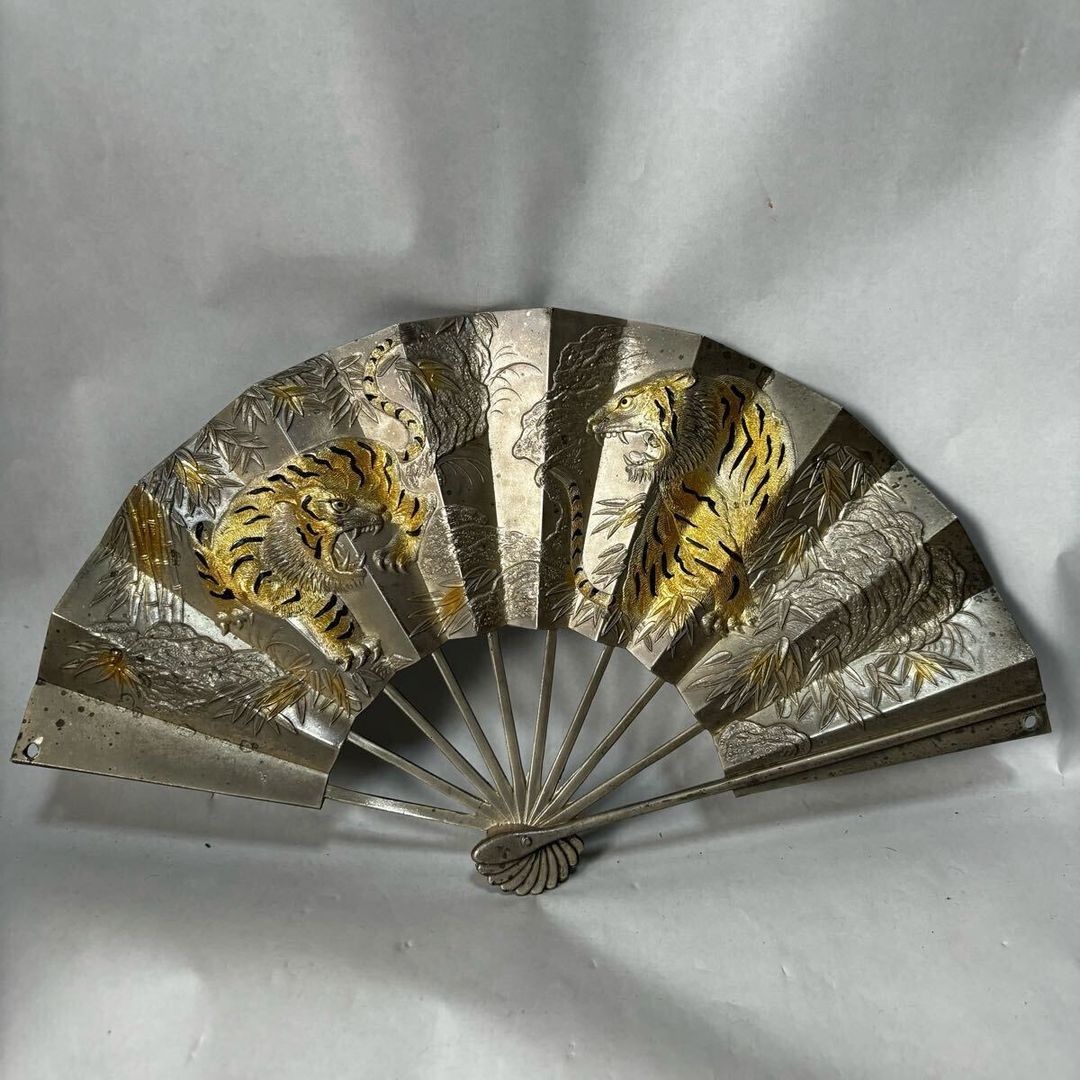 松庵 純金純銀鍍金 虎・竹 扇子置物(美術品)|売買された 松庵 純金純銀鍍金 虎・竹 扇子置物(美術品)|売買された
