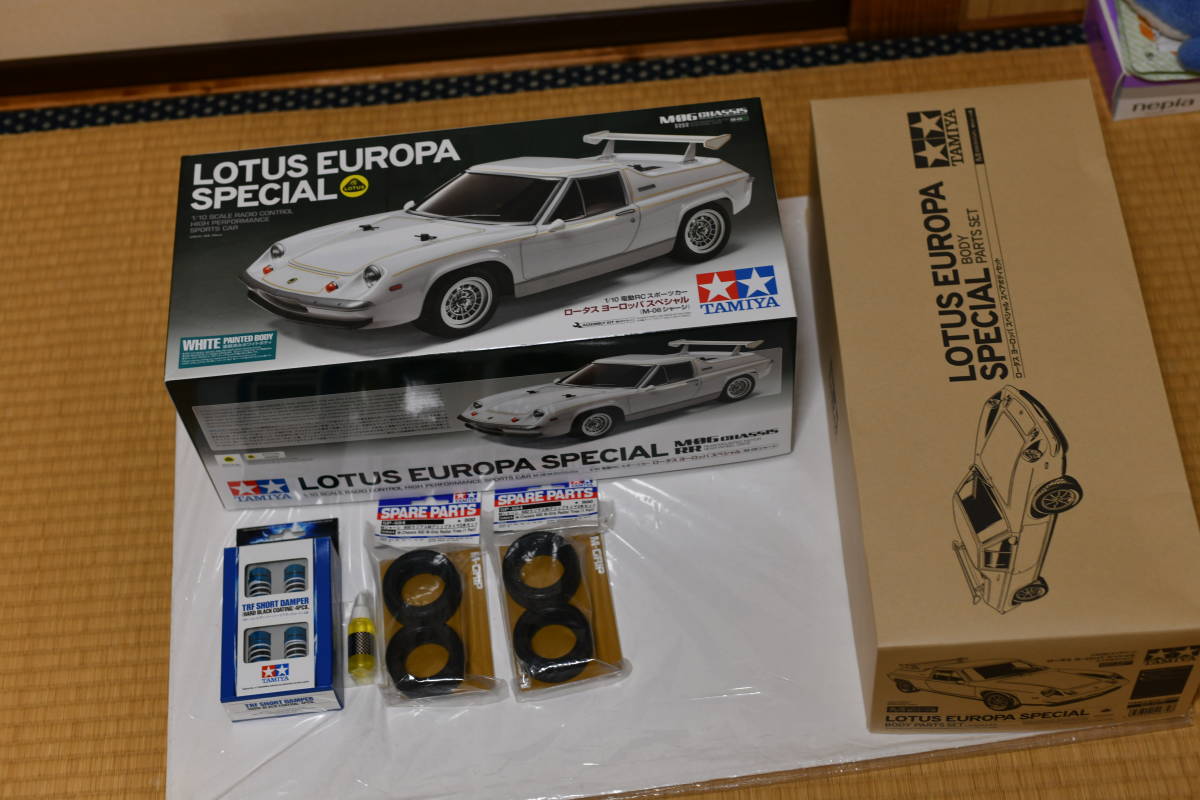 【送料無料】タミヤR/C 1/10ロータスヨーロッパ(M-06シャーシ)キット+スペアボディ+TRFダンパ+タイヤ1組の全て未組み立て品のセット