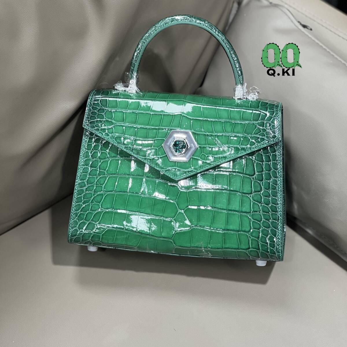 JIMMY CHOO マルティナ レザー・ウォレット セール JIMMY CHOO ジミーチュウ ミニ財布 レザー 黒aq6671-1