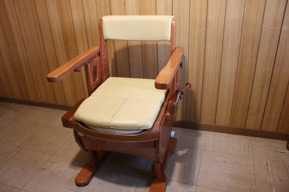 中古 安壽　アロン化成(標(biāo)準(zhǔn)) ひじ掛け跳ね上げタイプ　一腳　家具調(diào) トイレ toilet　介護(hù)用品　(533-865) ポータブルトイレ