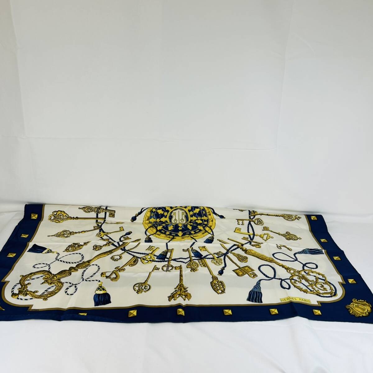042】Hermes エルメス カレ90 スカーフ 鍵柄 中古品 保管品 タグ 042】Hermes エルメス カレ90 スカーフ 鍵柄 中古品 保管品 タグ