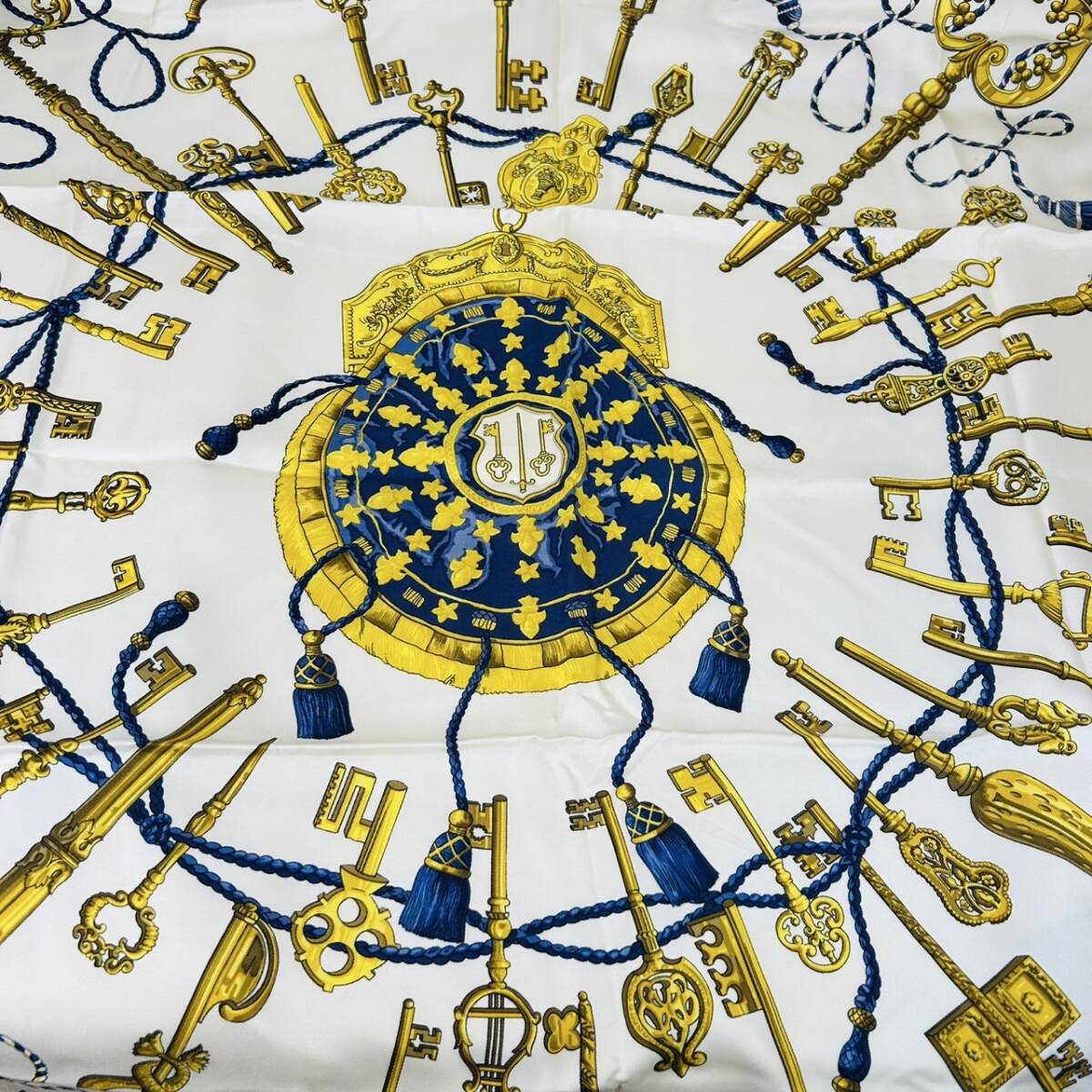 042】Hermes エルメス カレ90 スカーフ 鍵柄 中古品 保管品 タグ 042】Hermes エルメス カレ90 スカーフ 鍵柄 中古品 保管品 タグ