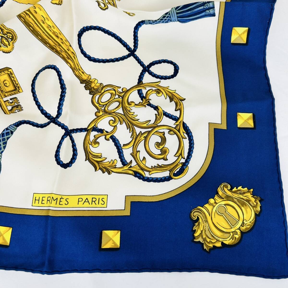 042】Hermes エルメス カレ90 スカーフ 鍵柄 中古品 保管品 タグ 042】Hermes エルメス カレ90 スカーフ 鍵柄 中古品 保管品 タグ