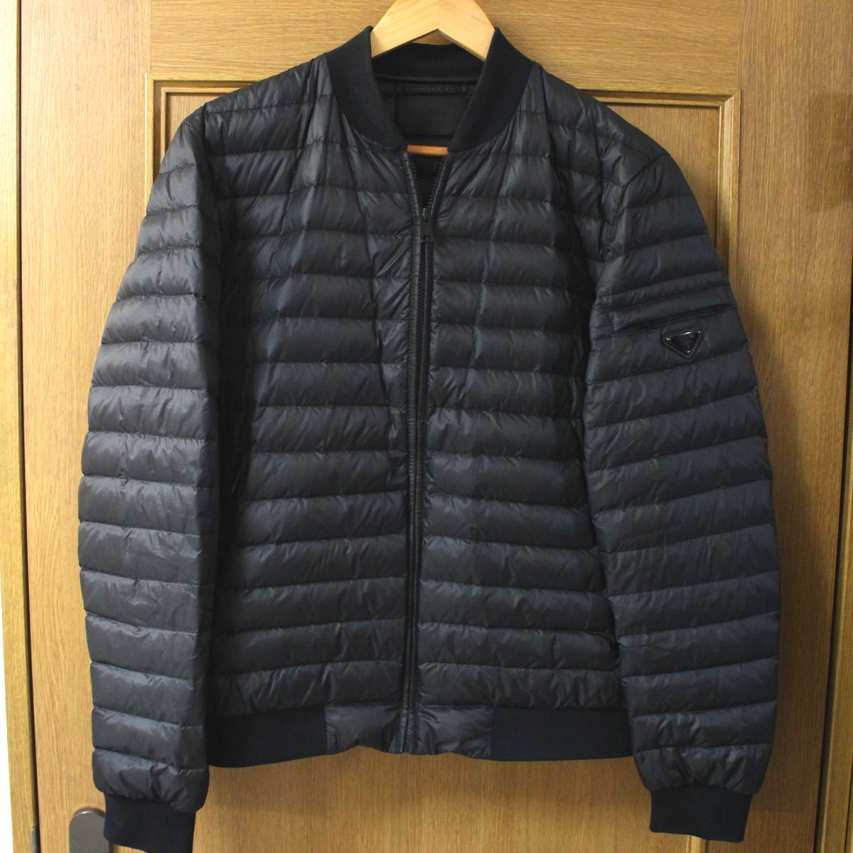 美品 PRADA プラダ ダウンジャケット 48 トライアングルロゴ 美品 PRADA プラダ ダウンジャケット 48 トライアングルロゴ