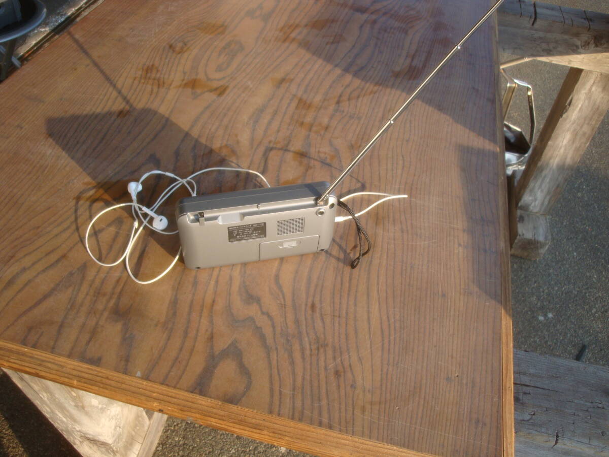 25066☆AM/FMポータブルラジオ RAD-F1771M オーム電機 イヤホン付き_画像2