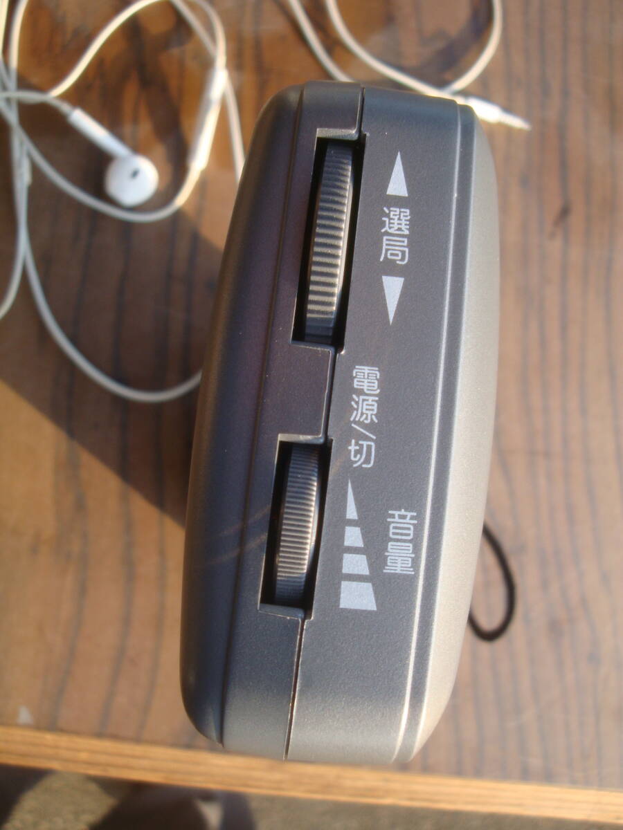 25066☆AM/FMポータブルラジオ RAD-F1771M オーム電機 イヤホン付き_画像5