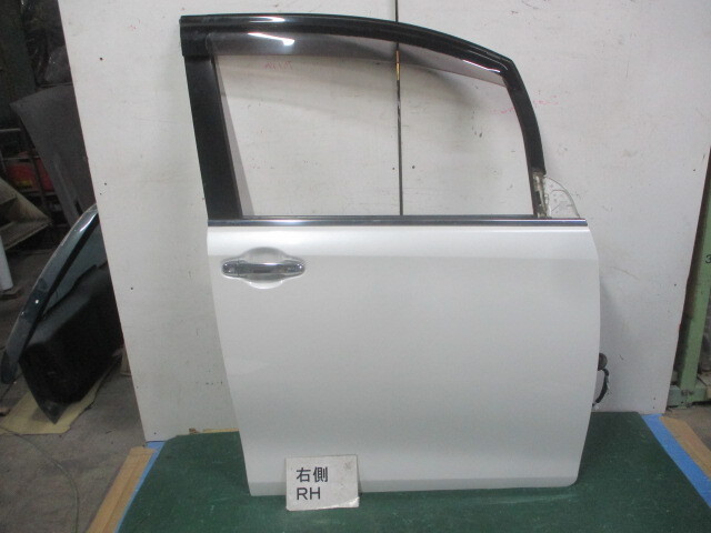 トヨタ エスクァイア ハイブリッド DAA-ZWR80G フロント右ドアパネル 070 67001-28250 ＊個人宅配送不可＊_画像1