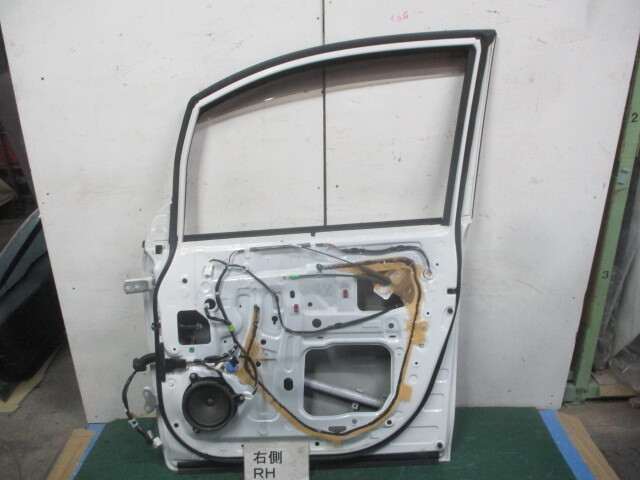 トヨタ エスクァイア ハイブリッド DAA-ZWR80G フロント右ドアパネル 070 67001-28250 ＊個人宅配送不可＊_画像2