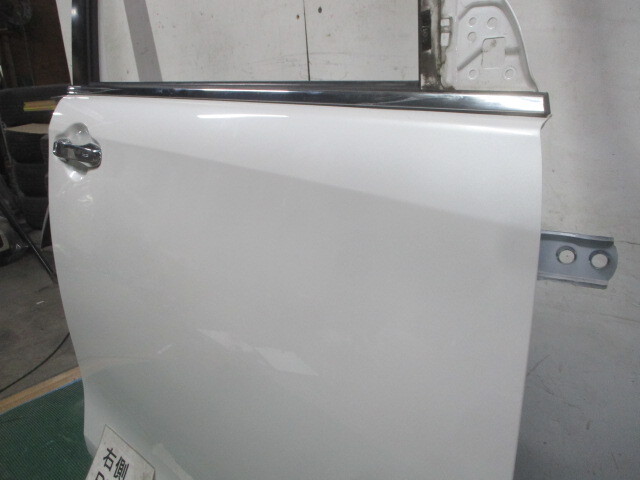 トヨタ エスクァイア ハイブリッド DAA-ZWR80G フロント右ドアパネル 070 67001-28250 ＊個人宅配送不可＊_画像3