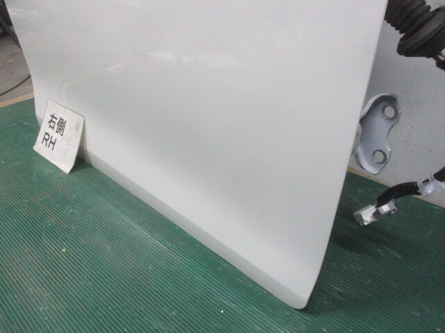 トヨタ エスクァイア ハイブリッド DAA-ZWR80G フロント右ドアパネル 070 67001-28250 ＊個人宅配送不可＊_画像4