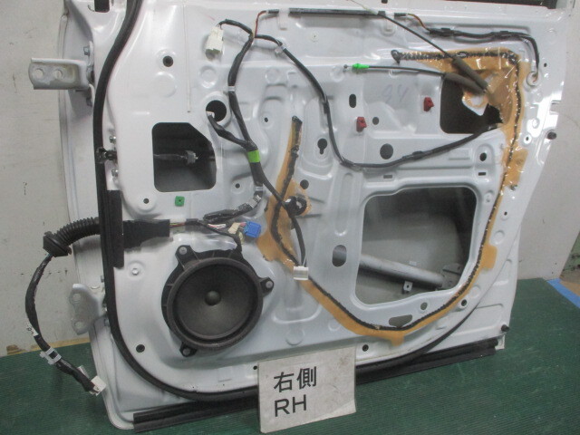 トヨタ エスクァイア ハイブリッド DAA-ZWR80G フロント右ドアパネル 070 67001-28250 ＊個人宅配送不可＊_画像7