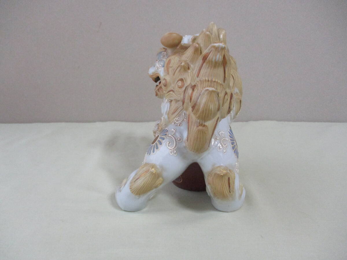 玉乗り【唐獅子】の置物（九谷焼・陶磁器製・白獅子）： 魔除け