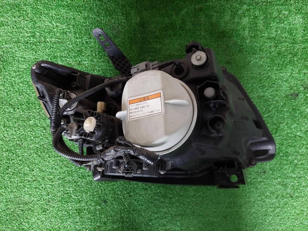 ホンダゼストスポーツ　DBA-JE1　ヘッドライト左　キセノンライ ト　KoiTo　100-22621　初年度登録：平成18年