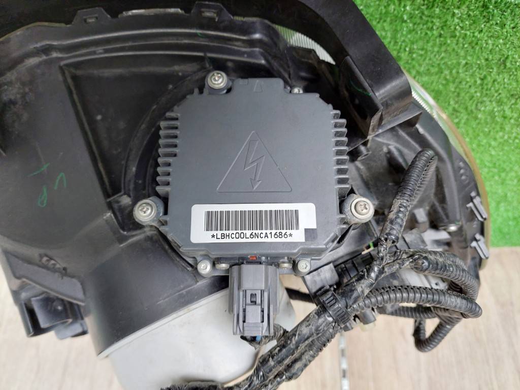 ホンダゼストスポーツ　DBA-JE1　ヘッドライト左　キセノンライ ト　KoiTo　100-22621　初年度登録：平成18年
