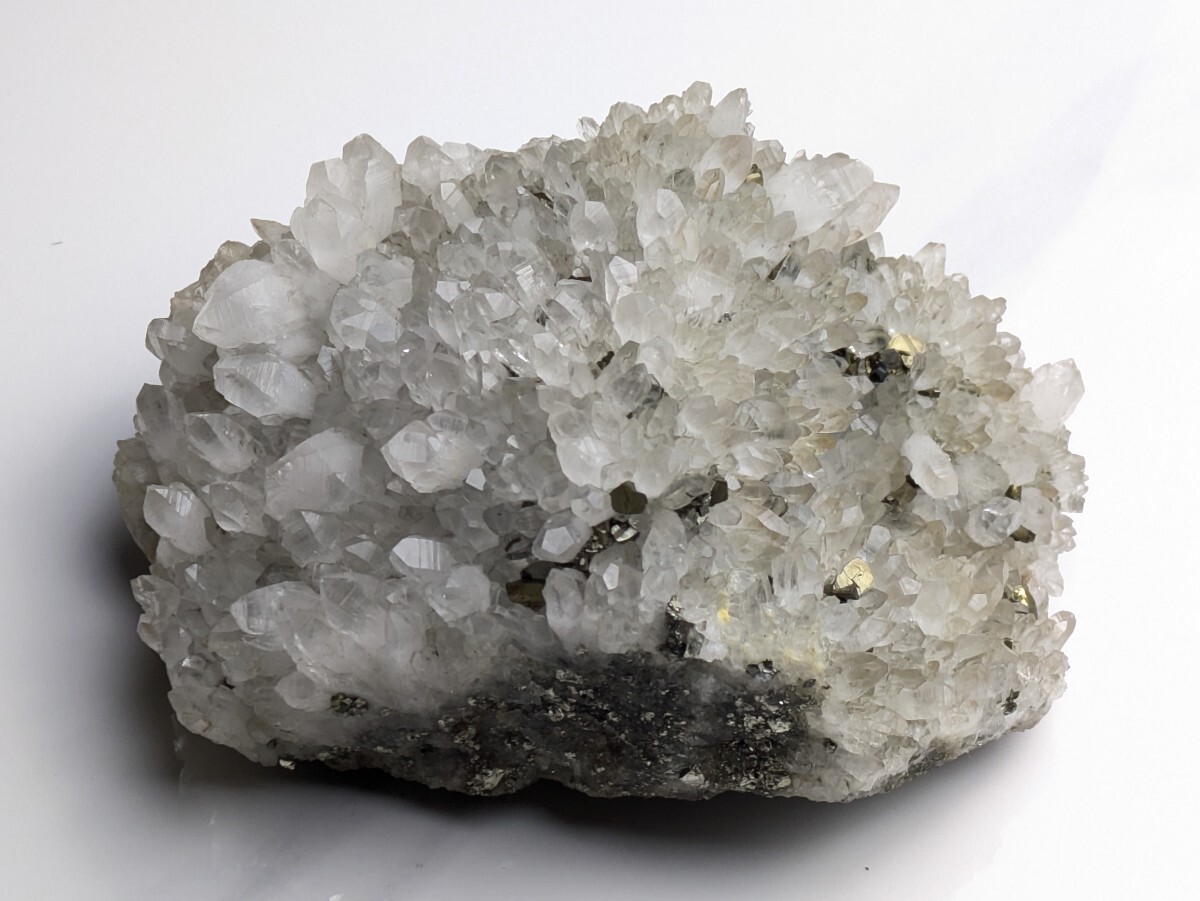天然水晶 1.3kg パイライト混合原石 鉱物 パワーストーン 天然水晶 1.3kg パイライト混合原石 鉱物 パワーストーン