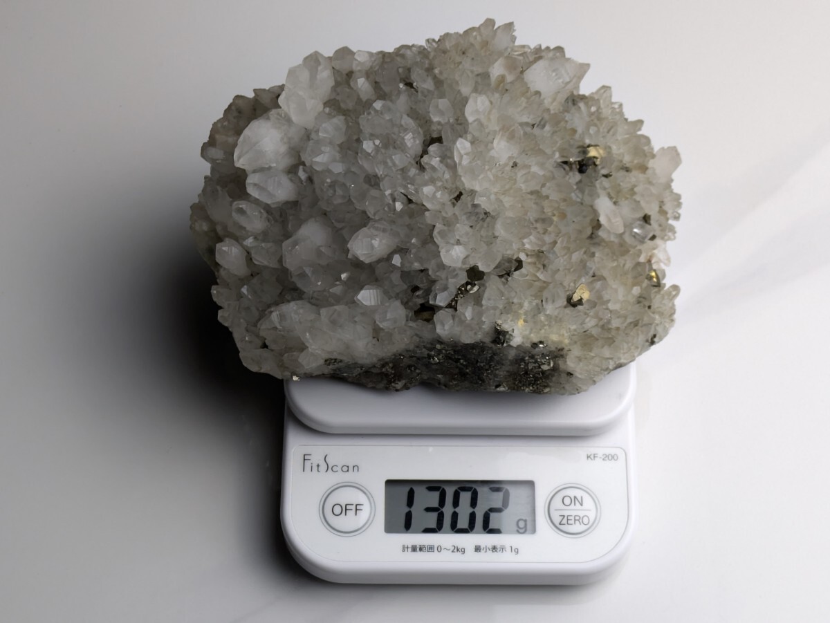 天然水晶 1.3kg パイライト混合原石 鉱物 パワーストーン 天然水晶 1.3kg パイライト混合原石 鉱物 パワーストーン