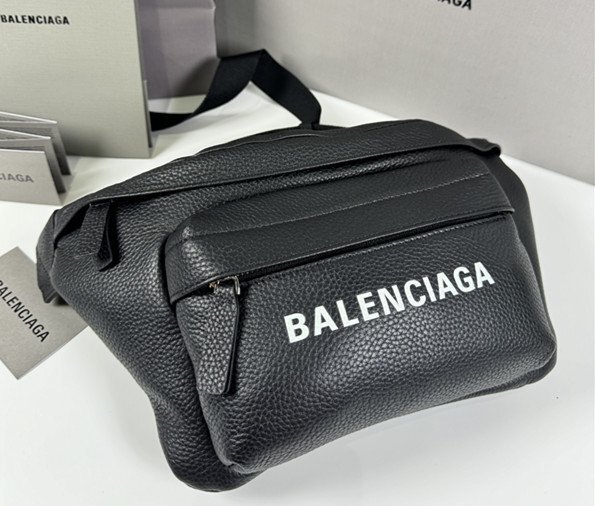 BALENCIAGA バレンシアガ ウエストポーチ ボディバッグ レザー BALENCIAGA バレンシアガ ウエストポーチ ボディバッグ レザー