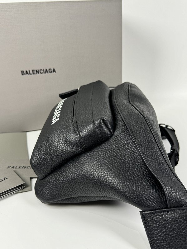 新品同様】BALENCIAGA バレンシアガ ウエストポーチ ボディ 新品同様】BALENCIAGA バレンシアガ ウエストポーチ ボディ