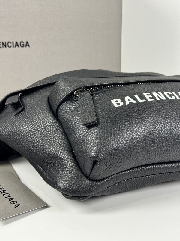 新品同様】BALENCIAGA バレンシアガ ウエストポーチ ボディ 新品同様】BALENCIAGA バレンシアガ ウエストポーチ ボディ