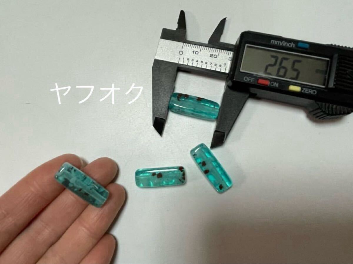 ルーサイトビーズ　4個　アメリカ輸入　ヴィンテージ　26ミリ　ブルー系クリア　細(xì)長い　赤と白のチップ　