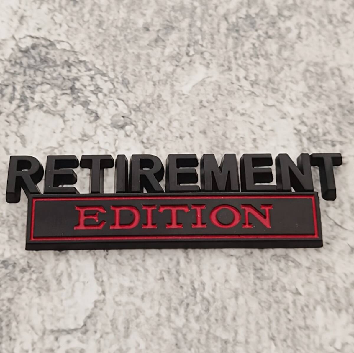 エンブレム エディション RETIREMENT 退職 リタイアメント 金屬 ブラック レッド メタルステッカー 立體 10cm 車用 ロゴ 外裝 シール t5237