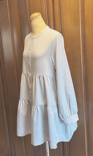 最終価格★GLACIER グラシア・ハニーズ★ティアード・ギャザーフレア・バンドカラー・ブラウス・ライトブルーグレー・Mサイズ★美品_画像2