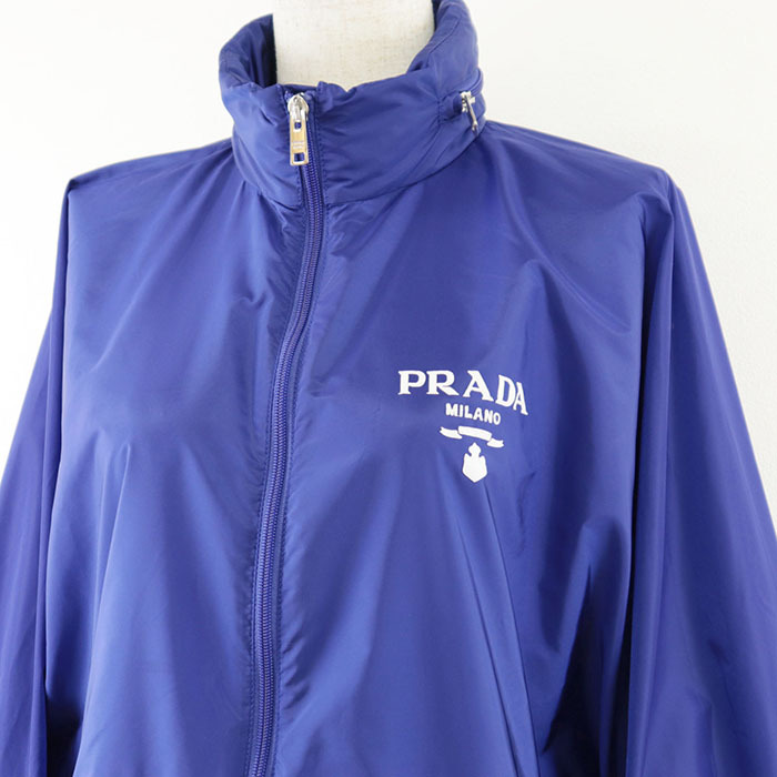 【美品】PRADA プラダ ジャケット 22年制 RE-NYLON リモンタ社制 ナイロン トライアングル ロゴ プリント&刺繍 レディース 40 青