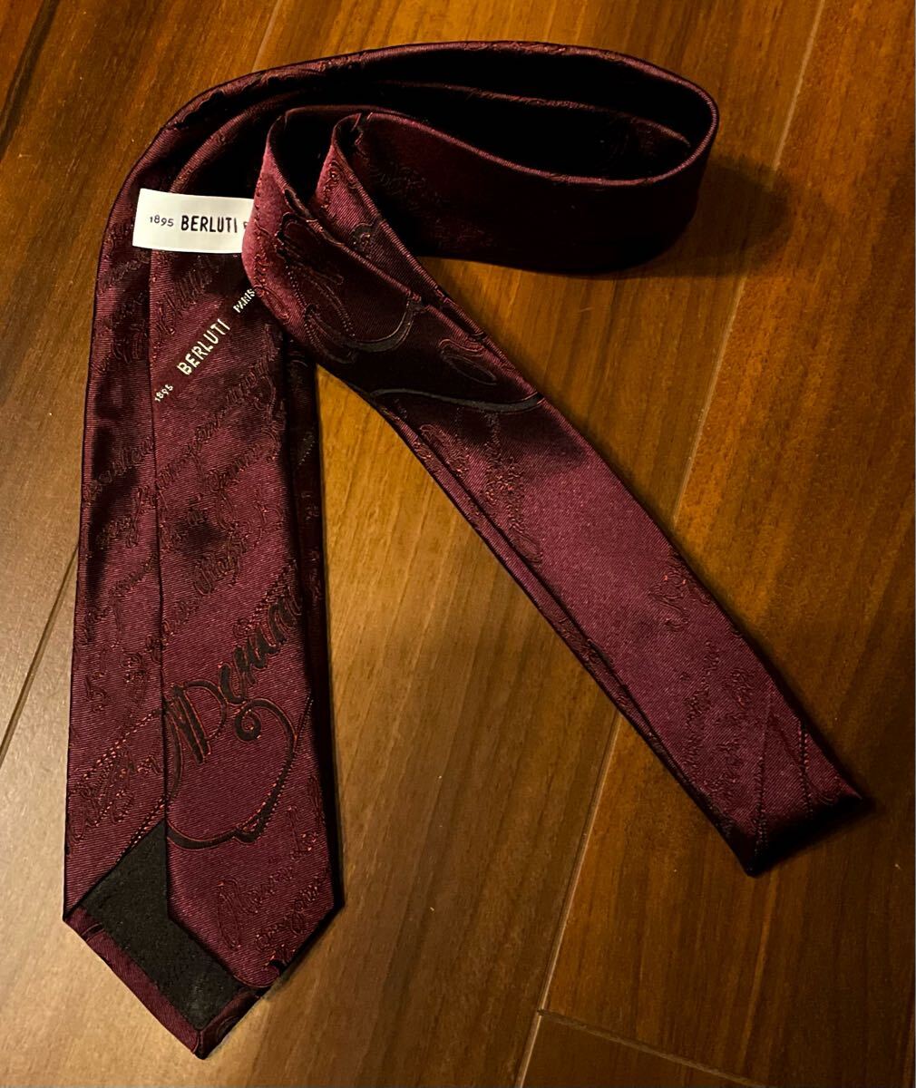 新品未使用 ベルルッティ カリグラフィーネクタイ ワインレッド 赤 ロゴ 新品未使用 ベルルッティ カリグラフィーネクタイ ワインレッド