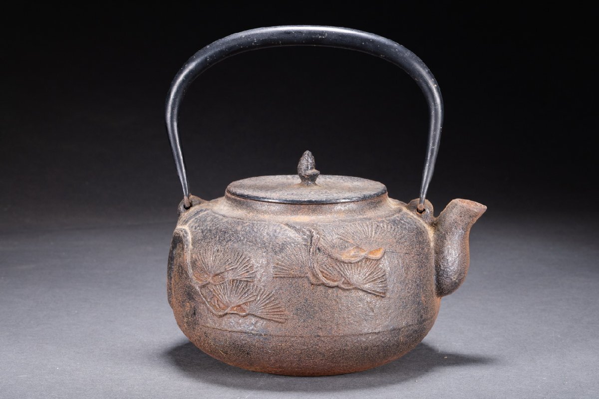 善古堂】南部鉄器 南部鉄瓶 松紋大振鉄壺 鉄瓶 茶煎道具 時代物 善古堂】南部鉄器 南部鉄瓶 松紋大振鉄壺 鉄瓶 茶煎道具 時代物
