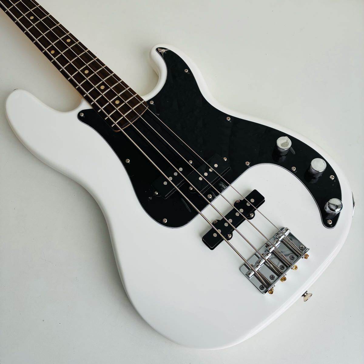 Squier スクワイヤー PRECISION BASS プレシジョンベース PB プレベ Fender フェンダー ホワイト クリスタルホワイト 白 エレキベース