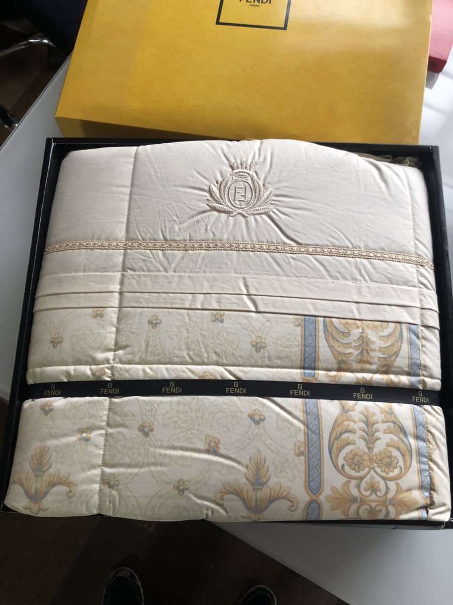 FENDI フェンディ 羽毛肌掛ふとん　サイズ150×210㎝❁.*・゜ FENDI フェンディ 羽毛肌掛ふとん サイズ150×210㎝❁.*・゜