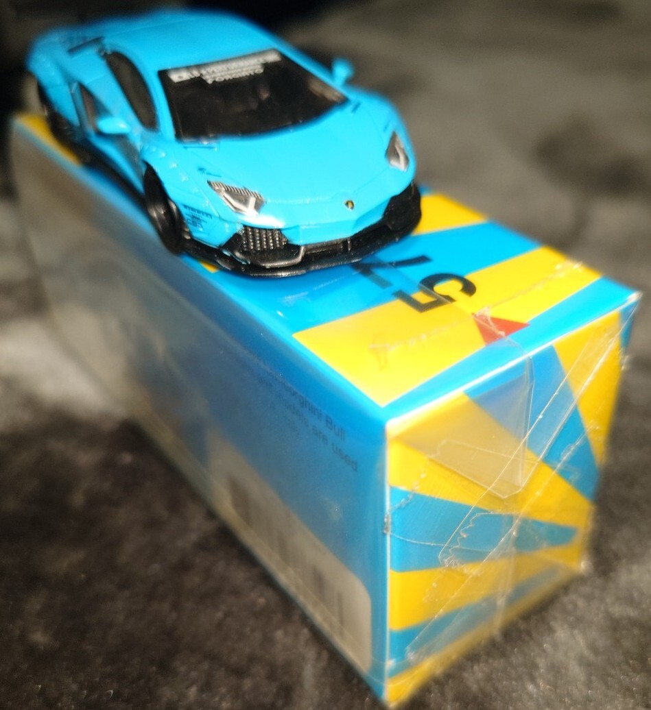 LB WORKS ランボルギーニ アヴェンタドール ライトブルー （右