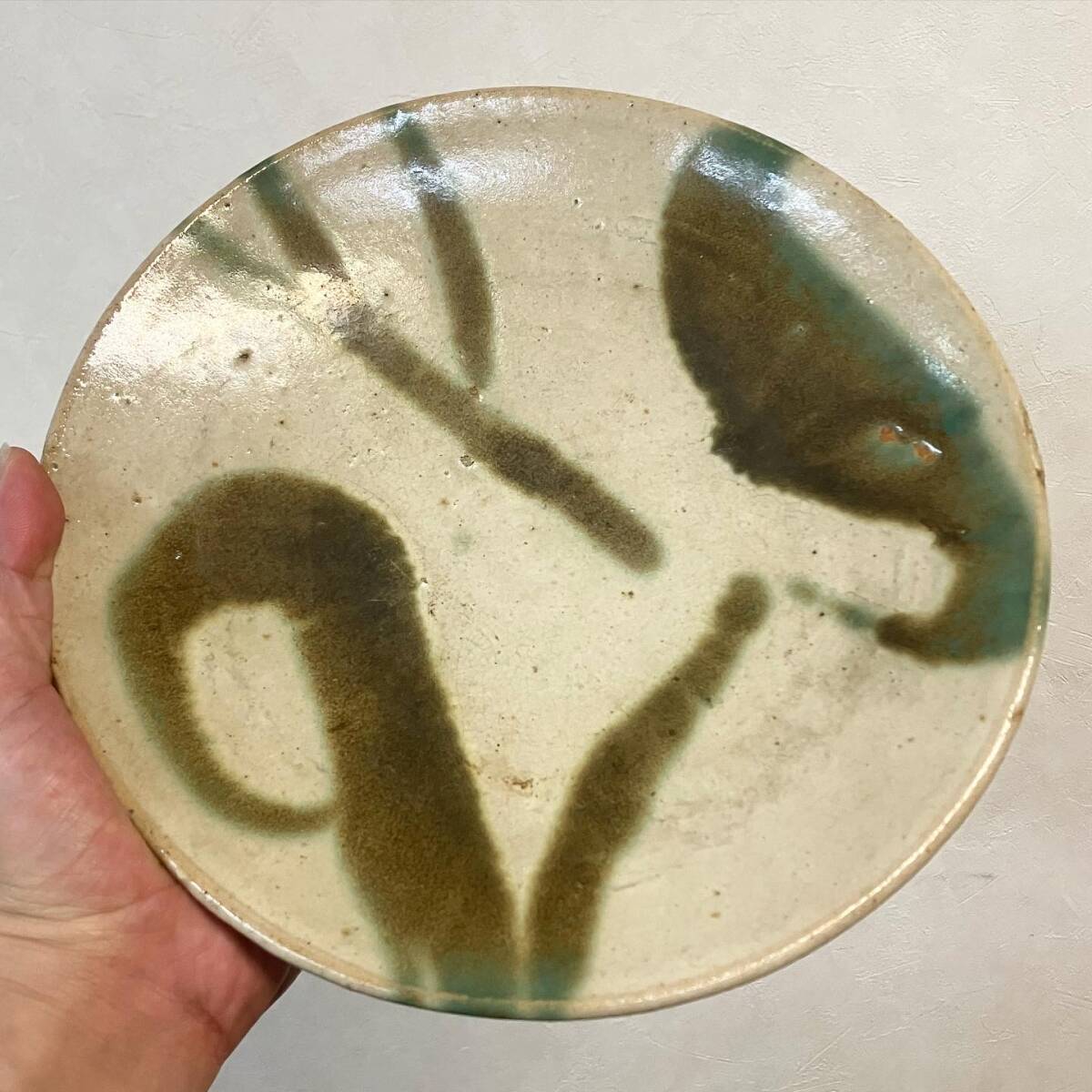 京都⑧ 旧家整理品5 人間国宝 浜田庄司 作 釉描盛皿 径:22cm 京都⑧ 旧家整理品5 人間国宝 浜田庄司 作 釉描盛皿 径:22cm