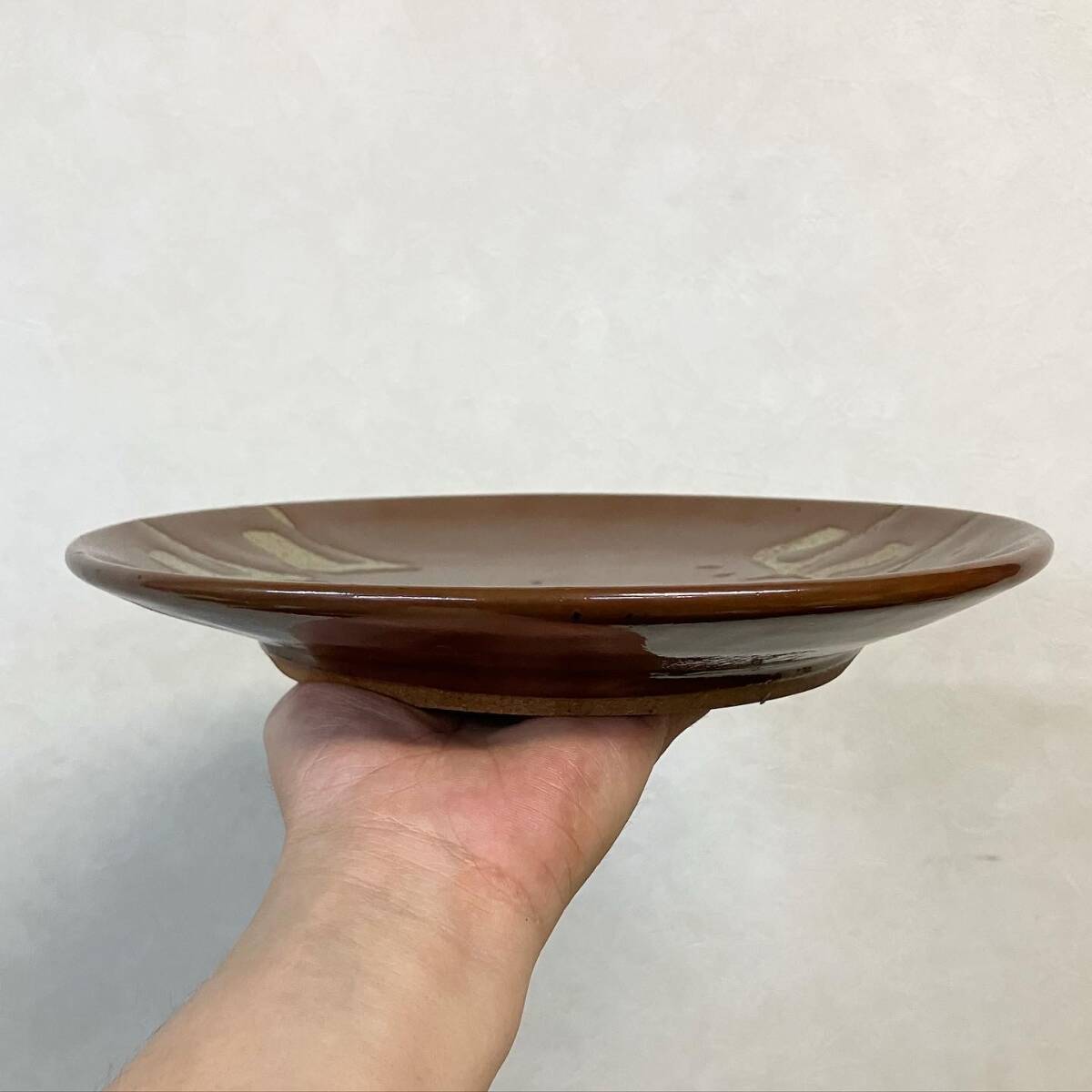 京都⑧ 旧家整理品19 浜田晋作 作 柿釉抜絵皿 径:24.7cm 益子焼 京都⑧ 旧家整理品19 浜田晋作 作 柿釉抜絵皿 径:24.7cm 益子焼