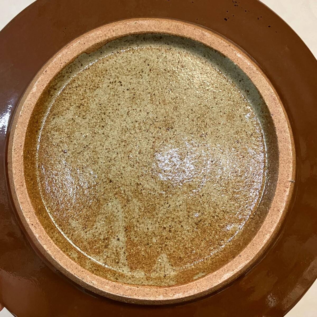 京都⑧ 旧家整理品19 浜田晋作 作 柿釉抜絵皿 径:24.7cm 益子焼 京都⑧ 旧家整理品19 浜田晋作 作 柿釉抜絵皿 径:24.7cm 益子焼