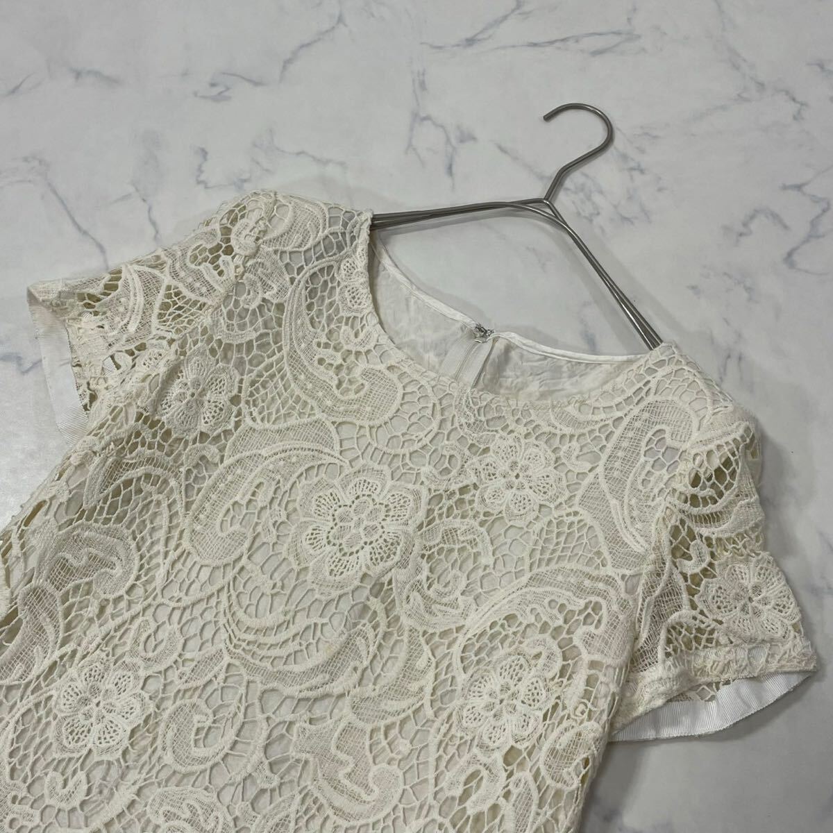 DUAL VIEW デュアルヴュー 日本製 切替 異素材 裏地付き 花柄 レース ジップ クルーネック 肩パット 半袖 ひざ丈 ワンピース ホワイト 40_画像2