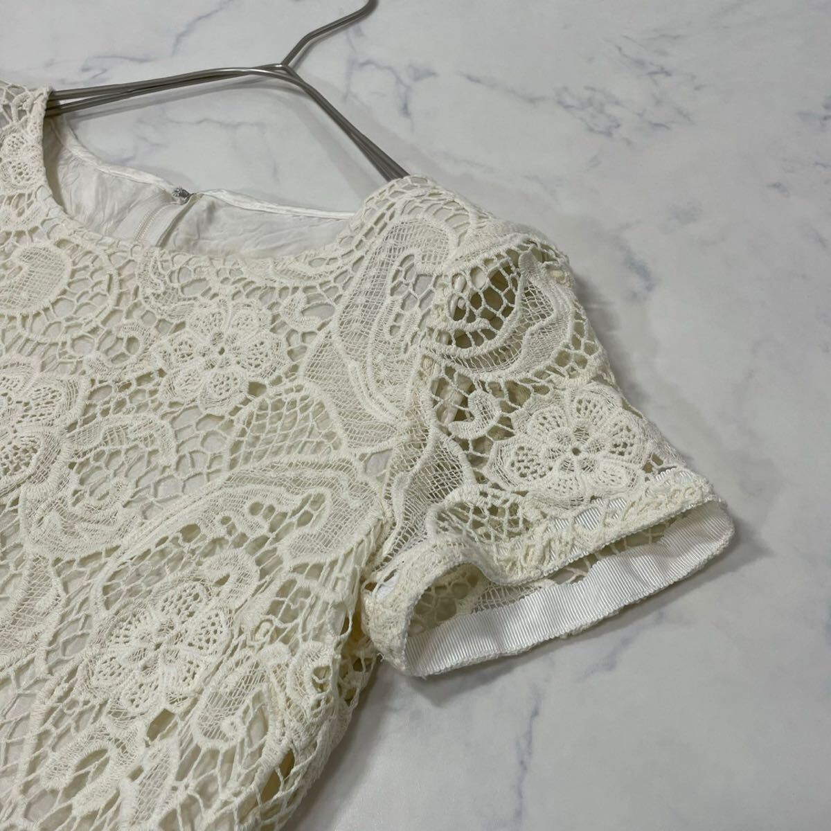 DUAL VIEW デュアルヴュー 日本製 切替 異素材 裏地付き 花柄 レース ジップ クルーネック 肩パット 半袖 ひざ丈 ワンピース ホワイト 40_画像4